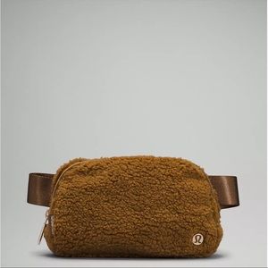⭐️Lululemon everywhere fleece belt bag⭐️
